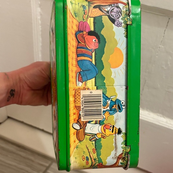 Sesame Street Green Metal Lunchbox with Bert and Ernie Design - Picture 8 of 9